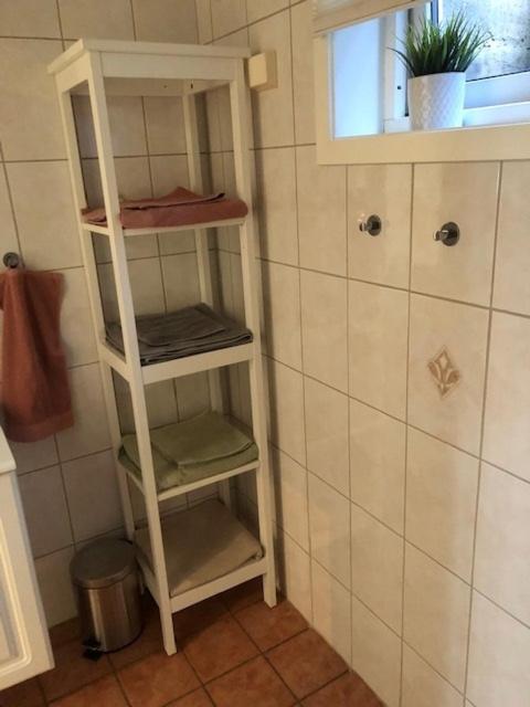 Koselig Nyoppusset 3 Roms Leilighet Med Egen Parkeringsplass I Rolige Omgivelse Naer Sjoen, 2 Mil Nord For Bergen Sentrum. Екстериор снимка